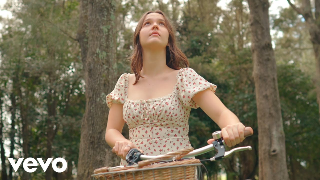 Lucy Watson + 5 Singer Songwriter’s musicians you have to hear right now