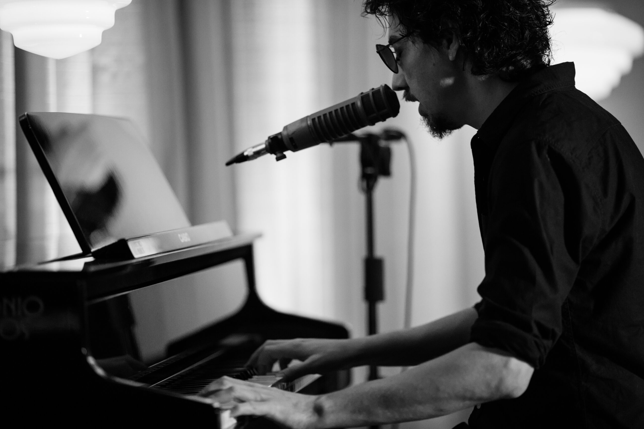 [PREMIERE] Robledo Silva com uma pequena ajuda dos seus amigos